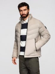 Kurtka męska pikowana z łączonych materiałów z wysokim kołnierzem – beżowa V4 - Rozmiar: S. Brązowe kurtki męskie Ombre Clothing, m, z aplikacjami, z gumy, sportowe, bez ramiączek, bez kaptura. W wyprzedaży za 197.99 zł.