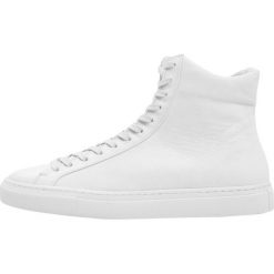 Filippa K M. MORGAN Sneakersy wysokie white. Trampki męskie marki Filippa K. W wyprzedaży za 707.85 zł.