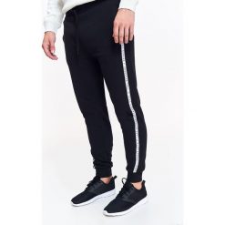 SPODNIE DŁUGIE MĘSKIE LUŹNE. Spodnie dresowe męskie TOP SECRET. W wyprzedaży za 39.99 zł.