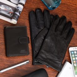 Zestaw męski skórzany portfel pionowy rękawiczki czarne Beltimore T82. Czarne portfele męskie bez wzorów. Za 99.90 zł.