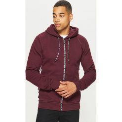 Bluza z napisami - Bordowy. Bluzy nierozpinane męskie marki Cropp. W wyprzedaży za 119.99 zł.