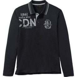 Shirt polo z długim rękawem i plisą guzikową bonprix czarny z nadrukiem. Koszulki męskie z długim rękawem bonprix. Za 32.99 zł.