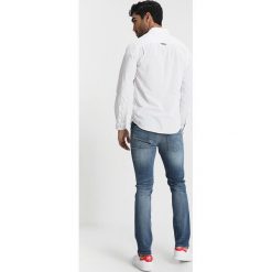 Tommy Jeans SCANTON Jeansy Slim Fit dynamic true. Jeansy męskie marki Tommy Jeans. W wyprzedaży za 411.75 zł.