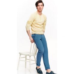 SPODNIE MĘSKIE O KROJU SLIM Z PASKIEM. Eleganckie spodnie męskie marki TOP SECRET. W wyprzedaży za 49.99 zł.