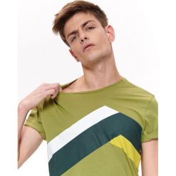 T-SHIRT Z NADRUKIEM. T-shirty męskie marki TOP SECRET. W wyprzedaży za 24.99 zł.