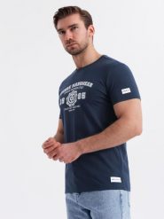 Bawełniany t-shirt męski z nadrukiem w stylu college – granatowy V3 OM-TSPT-0137 - XL. Niebieskie t-shirty męskie Ombre Clothing, l, z aplikacjami, z bawełny, bez kołnierzyka, bez ramiączek. Za 44.99 zł.
