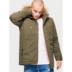 Zimowa kurtka z eko futrem - Khaki. Kurtki męskie marki Cropp. W wyprzedaży za 169.99 zł.