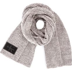 Szal CALVIN KLEIN JEANS - J Basic Rib Scarf K60K603380 611. Brązowe szaliki męskie Calvin Klein Jeans, z jeansu. W wyprzedaży za 209.00 zł.
