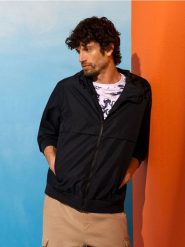 Kurtka techniczna z kapturem i ściągaczami - granatowy. Niebieskie kurtki męskie Sinsay, l, bez wzorów, bez ramiączek, z kapturem. Za 69.99 zł.