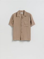 Koszula boxy fit z krótkim rękawem - beżowy. Brązowe koszule męskie Reserved, l, bez wzorów, z wiskozy, bez kołnierzyka, bez ramiączek. Za 129.99 zł.