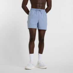 Spodenki męskie New Balance MS41227DUS – niebieskie. Niebieskie szorty sportowe męskie New Balance, bez wzorów, z materiału, sportowe. Za 159.99 zł.