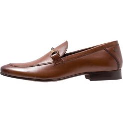 Base London SOPRANO Półbuty wsuwane tan. Codzienne półbuty męskie Base London. Za 399.00 zł.
