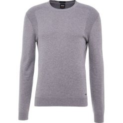 BOSS CASUAL KOSAWIROS Sweter light pastel grey. Szare swetry męskie BOSS CASUAL, z bawełny, casualowe. Za 499.00 zł.