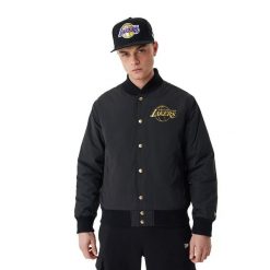 Kurtka męska New Era NBA Script BP Bomber Los Angeles Lakers. Czarne kurtki męskie New Era, m, bez wzorów, bez ramiączek, bez kaptura. Za 449.99 zł.