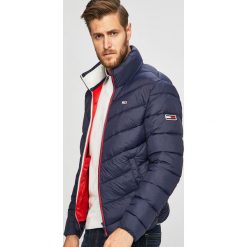 Tommy Jeans - Kurtka. Czerwone kurtki męskie Tommy Jeans, l, bez wzorów, z jeansu, bez ramiączek, bez kaptura. Za 729.90 zł.