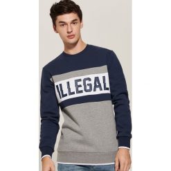 Bluza z nadrukiem Illegal - Granatowy. Bluzy nierozpinane męskie marki House. W wyprzedaży za 49.99 zł.