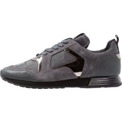 Cruyff LUSSO Sneakersy niskie graphite. Szare buty sportowe na co dzień męskie Cruyff, z materiału. Za 589.00 zł.
