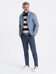 Kurtka męska pikowana - jasnoniebieska V8. Niebieskie kurtki męskie Ombre Clothing, m, bez wzorów, bez ramiączek, bez kaptura. W wyprzedaży za 69.99 zł.