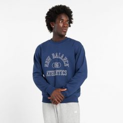 Bluza męska New Balance MT43507NNY – niebieska. Niebieskie bluzy nierozpinane męskie New Balance, l, bez wzorów, z bawełny, klasyczne, bez ramiączek, bez kaptura. Za 149.99 zł.