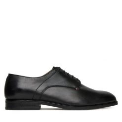 Półbuty Tommy Hilfiger. Czarne eleganckie półbuty męskie Tommy Hilfiger, wizytowe, bez obcasa, bez zapięcia. Za 459.99 zł.