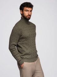 Sweter męski golf z warkoczowym splotem – oliwkowy V2 - Rozmiar: S. Zielone swetry męskie Ombre Clothing, bez wzorów, z bawełny, eleganckie, bez kołnierzyka, bez ramiączek. W wyprzedaży za 110.49 zł.
