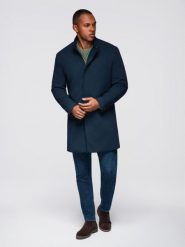 Dopasowany strukturalny płaszcz męski z wysokim kołnierzem – granatowy V2. Niebieskie płaszcze męskie Ombre Clothing, m, z aplikacjami, z materiału, eleganckie, bez kaptura. W wyprzedaży za 357.49 zł.