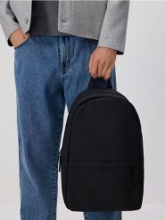 Pojemny plecak z uchwytem - czarny. Czarne plecaki męskie Reserved, bez wzorów. Za 139.99 zł.