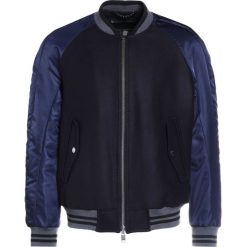DRYKORN TORID Kurtka Bomber navy. Kurtki męskie marki DRYKORN. W wyprzedaży za 584.50 zł.