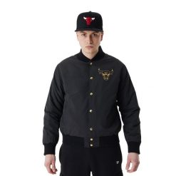 Kurtka męska New Era NBA Script BP Bomber Chicago Bulls. Czarne kurtki męskie New Era, l, bez wzorów, bez ramiączek, bez kaptura. Za 409.99 zł.