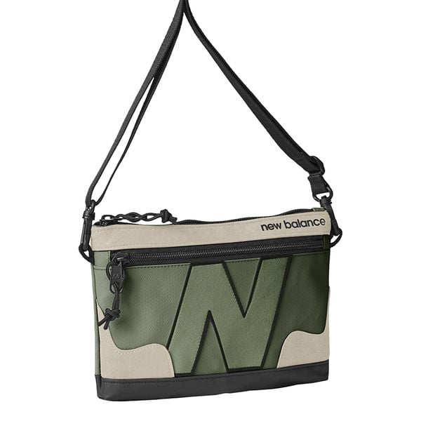 Saszetka New Balance LAB21015DON – zielona. Zielone saszetki męskie New Balance, bez wzorów. Za 69.99 zł.