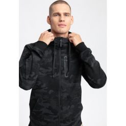 Bluza męska BLM202 - głęboka czerń allover. Bluzy z kapturem męskie marki 4f. W wyprzedaży za 99.99 zł.