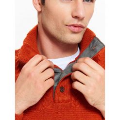 SWETER MĘSKI ZE STÓJKĄ I PRZEPLOTAMI. Brązowe swetry męskie TOP SECRET, bez wzorów, z dzianiny, bez kołnierzyka, bez ramiączek. W wyprzedaży za 59.99 zł.