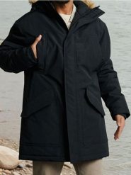Płaszcz parka z kapturem - czarny. Czarne parki męskie Sinsay, l, bez wzorów, z kapturem. Za 179.99 zł.