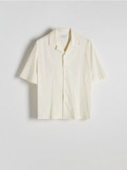 Bawełniana koszula comfort fit - złamana biel. Koszule męskie Reserved, l, bez wzorów, z bawełny, bez kołnierzyka, bez ramiączek. Za 139.99 zł.