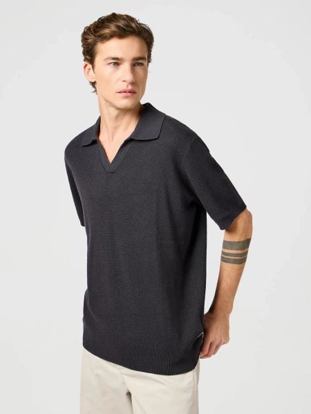 WRANGLER MĘSKA SWETER WRANGLER SS POLO SWEATER FADED BLACK 112364286. Czarne swetry męskie Wrangler, bez wzorów, bez kołnierzyka, bez ramiączek. Za 169.99 zł.