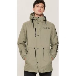 Parka z nadrukami - Zielony. Zielone parki męskie House, z nadrukiem. Za 169.99 zł.