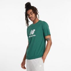 Koszulka męska New Balance MT41502NWG – zielona. Zielone t-shirty sportowe męskie New Balance, m, bez wzorów, z bawełny, klasyczne, bez ramiączek. Za 69.99 zł.
