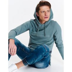 BLUZA MĘSKA NIEROZPINANA TYPU KANGURKA Z OZDOBNYMI GUZIKAMI. Bluzy rozpinane męskie TOP SECRET. W wyprzedaży za 39.99 zł.