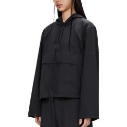 Kurtka RAINS SUVA HARDSHELL SHORT STRING Czarny. Czarne kurtki męskie Rains, bez wzorów, z hardshellu, bez ramiączek, bez kaptura. Za 996.25 zł.