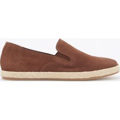 Skórzane półbuty typu slip-on - Brązowy. Eleganckie półbuty męskie marki Reserved. Za 99.99 zł.