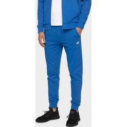 Spodnie dresowe męskie SPMD300 - niebieski. Niebieskie spodnie dresowe męskie 4f, bez wzorów, z dresówki. Za 119.99 zł.