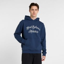 Bluza męska New Balance MT51935NNY – granatowa. Niebieskie bluzy nierozpinane męskie New Balance, m, z aplikacjami, z bawełny, klasyczne, bez ramiączek, z kapturem. Za 269.99 zł.
