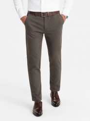Klasyczne spodnie męskie chino z delikatną teksturą - khaki V2 - Rozmiar: M. Brązowe eleganckie spodnie męskie Ombre Clothing, bez wzorów, z bawełny, klasyczne. W wyprzedaży za 159.99 zł.