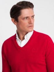 Sweter męski z dekoltem "w serek" z koszulowym kołnierzykiem - czerwony V4 - Rozmiar: XXL. Czerwone swetry męskie Ombre Clothing, bez wzorów, z bawełny, klasyczne, bez kołnierzyka, bez ramiączek. W wyprzedaży za 69.99 zł.
