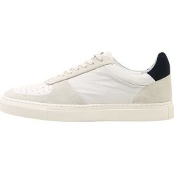 Filippa K Sneakersy niskie white mix. Buty sportowe na co dzień męskie marki Filippa K. Za 969.00 zł.