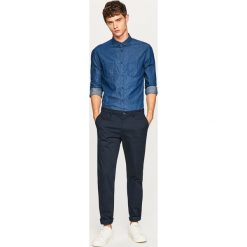 Jeansowa koszula slim fit - Granatowy. Koszule męskie Reserved. W wyprzedaży za 49.99 zł.