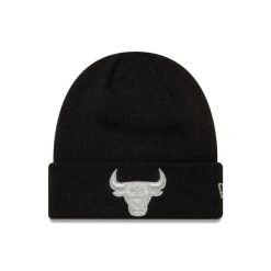 Czapka zimowa New Era NBA Chicago Bulls Metallic Black Cuff Knit Beanie 60691272. Czarne czapki męskie New Era, na zimę, bez wzorów, sportowe. Za 148.35 zł.