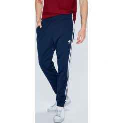 Adidas Originals - Spodnie. Szare spodnie na co dzień męskie Adidas Originals, z bawełny, casualowe. Za 279.90 zł.