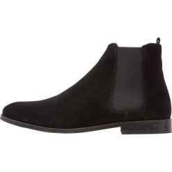 Royal RepubliQ CAST CHELSEA CLASSIC Botki black. Buty zimowe męskie marki Royal RepubliQ. W wyprzedaży za 607.20 zł.