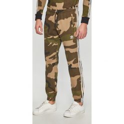 Adidas Originals - Spodnie. Spodnie na co dzień męskie marki Adidas Originals. W wyprzedaży za 249.90 zł.